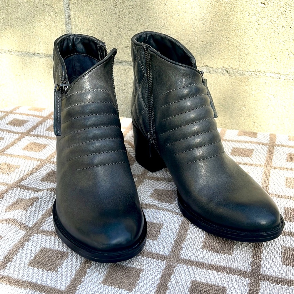 Pre owned in great condition US women’s size 6.5D, UK 4.5D